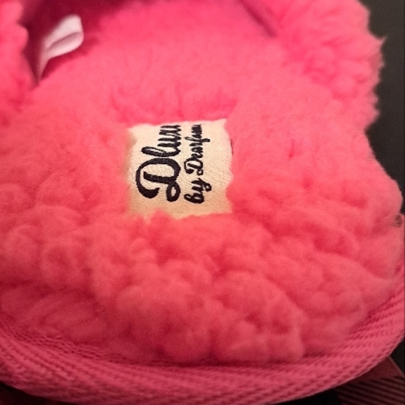 DeLuxe Merry Pink Fuzzy Slippers by Dearfoams - Picture 4 of 4